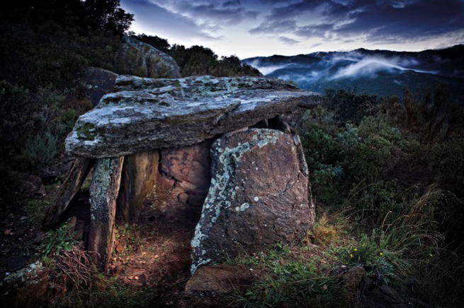 PAISATGE MEGALÍTIC DE L'ALT EMPORDÀ 写真集 Paisatge Megalític de l'Alt Empordà – Foto Meli, serveis fotogràfics